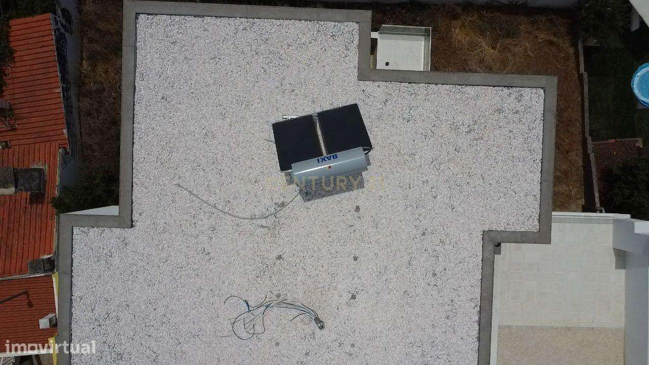 Moradia T4 de Arquitetura Moderna e Sustentável em Famões - Casal do R-46