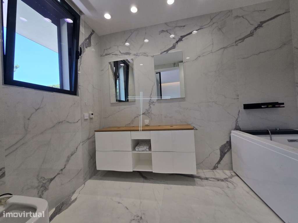 Moradia isolada T4, arquitetura contemporânea com garagem e piscina...-32