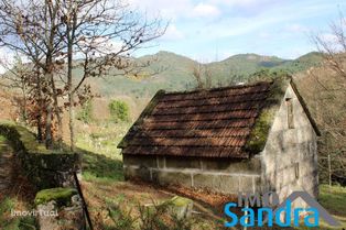 Casa em pedra de perpianho inserida em terreno com 3090m2 (2 artigos)