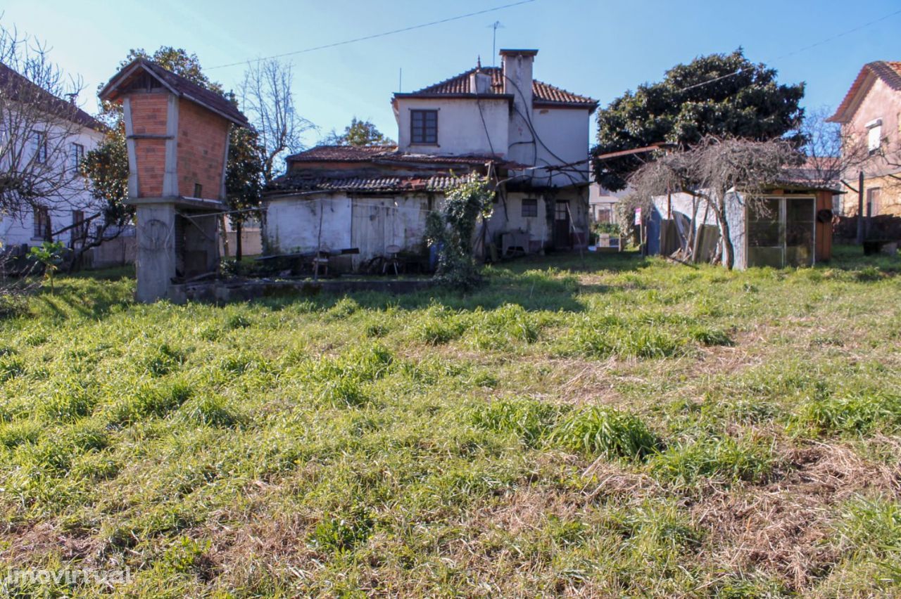 Moradia com terreno para restauro em Madail, Oliveira de Azeméis