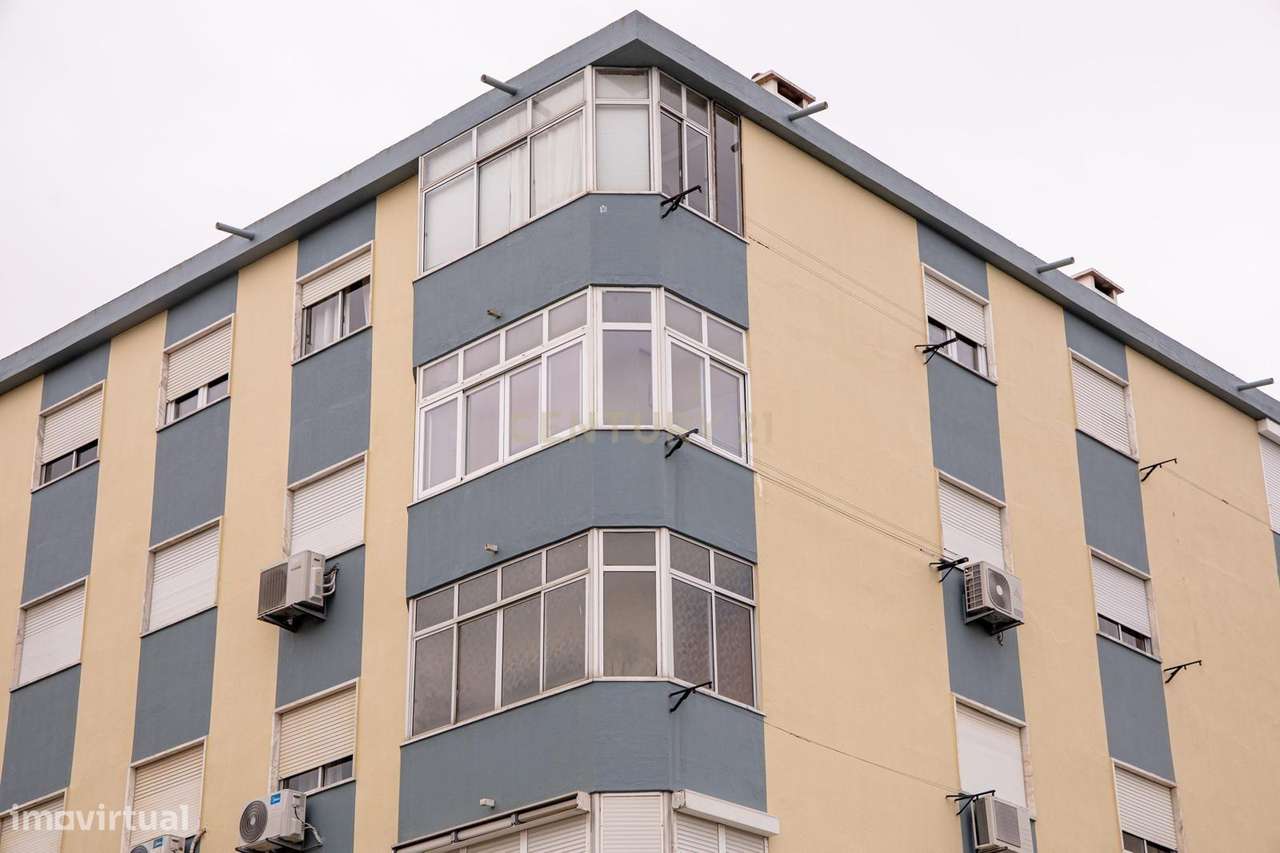 Apartamento T2 com Vista Panorâmica em Amora, Seixal-26