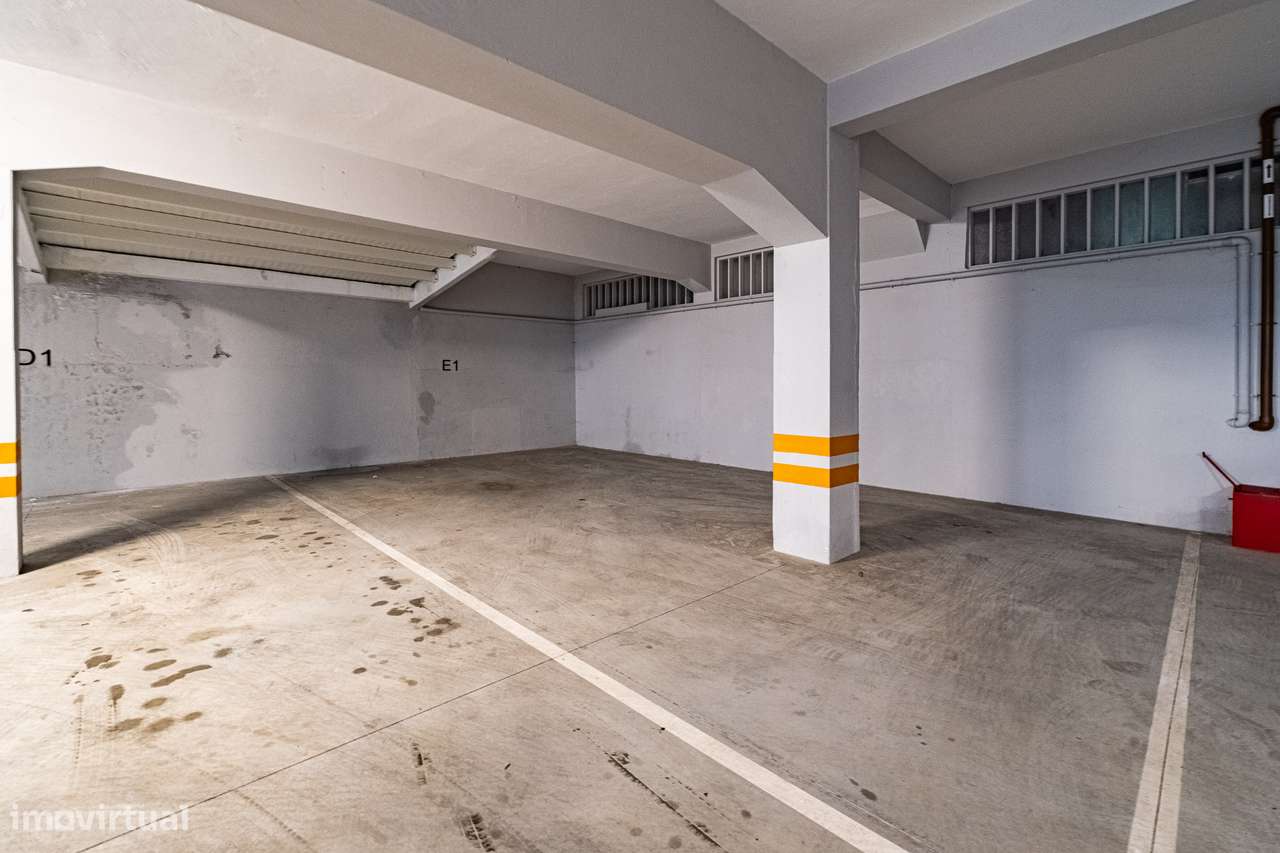 T4 amplo, 4 suites e estacionamento 4 carros – Marquês, Porto-49