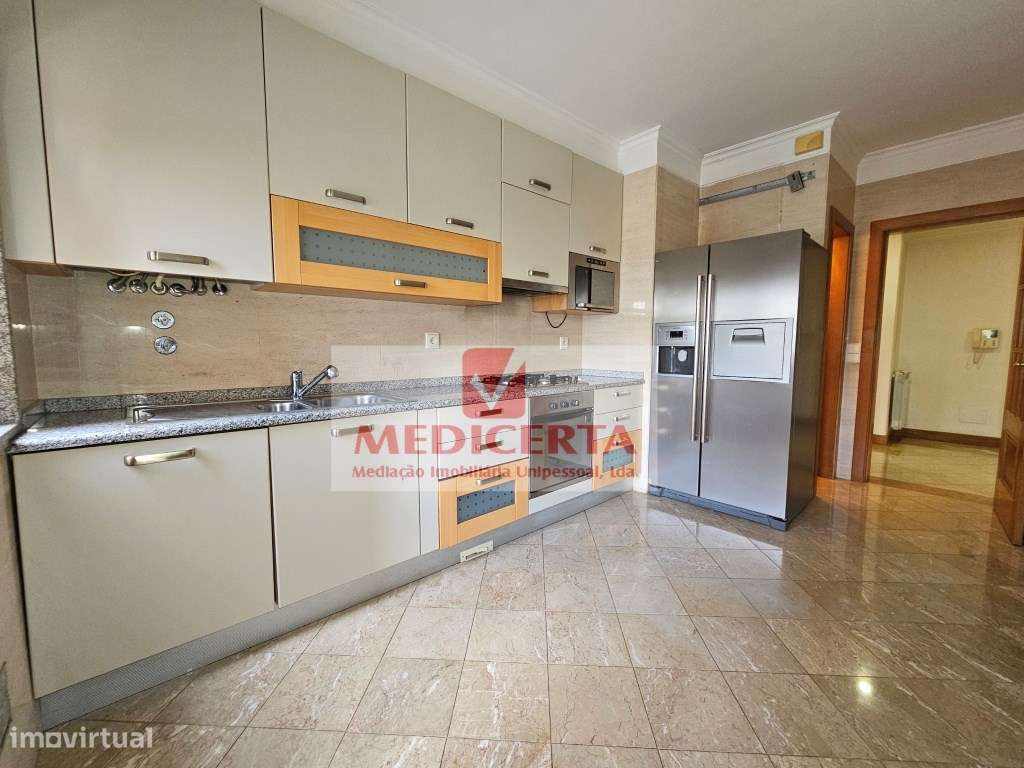 Amadora (Casas do Lago) T4 (2 Parqueamentos + Arrecadação)-0