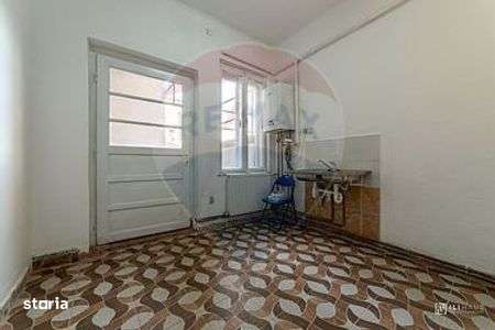 Apartament la de inchiriat la casa, spațios, nemobilat- zonă centrală - Imagine principală: 5/12