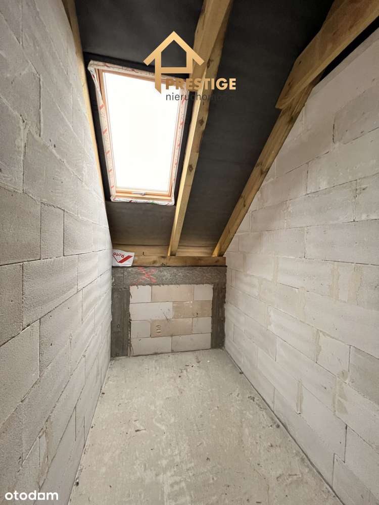 Dom w stanie surowym otwartym blisko jeziora.-9