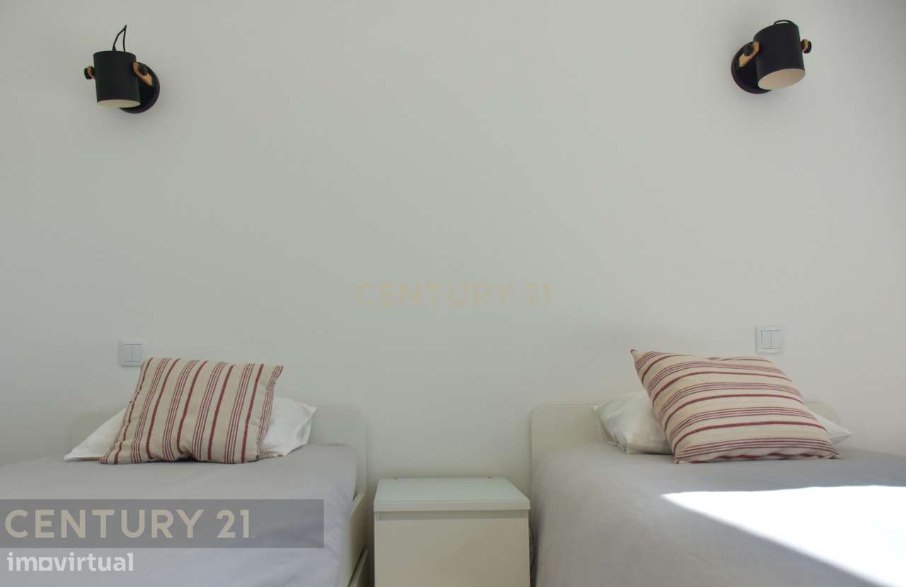 Luxo e Tranquilidade em Sagres: Uma Moradia Contemporânea à espera de-13