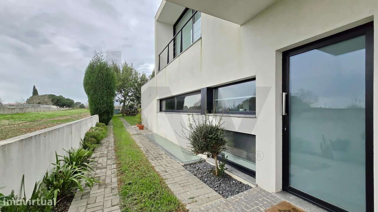 Moradia T4 isolada, arquitetura contemporânea, em excelente estado, co - Grande imagem: 3/51