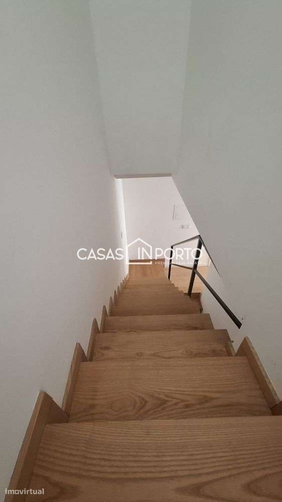 Moradia Triplex T2 com Terraço - Localização Premium junto à Lapa,-15