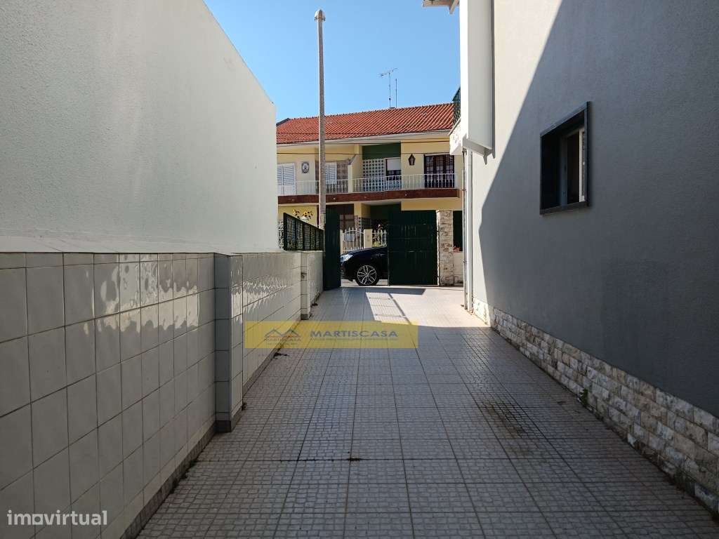 Moradia T4 totalmente remodelada, garagem, sotão e espaço exterior,...-55