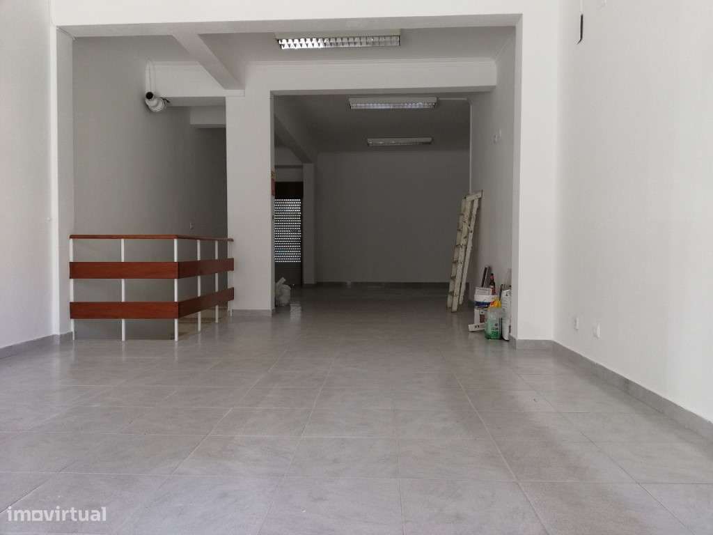 Loja de 2 pisos 50+30m2 e terraço 34m2 na Amadora - Grande imagem: 3/16