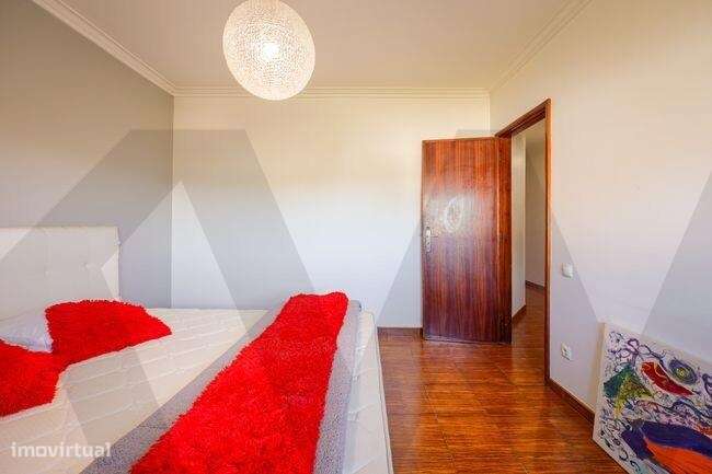 Moradia T6 Bifamiliar em Milheirós de Poiáres - Grande imagem: 3/43