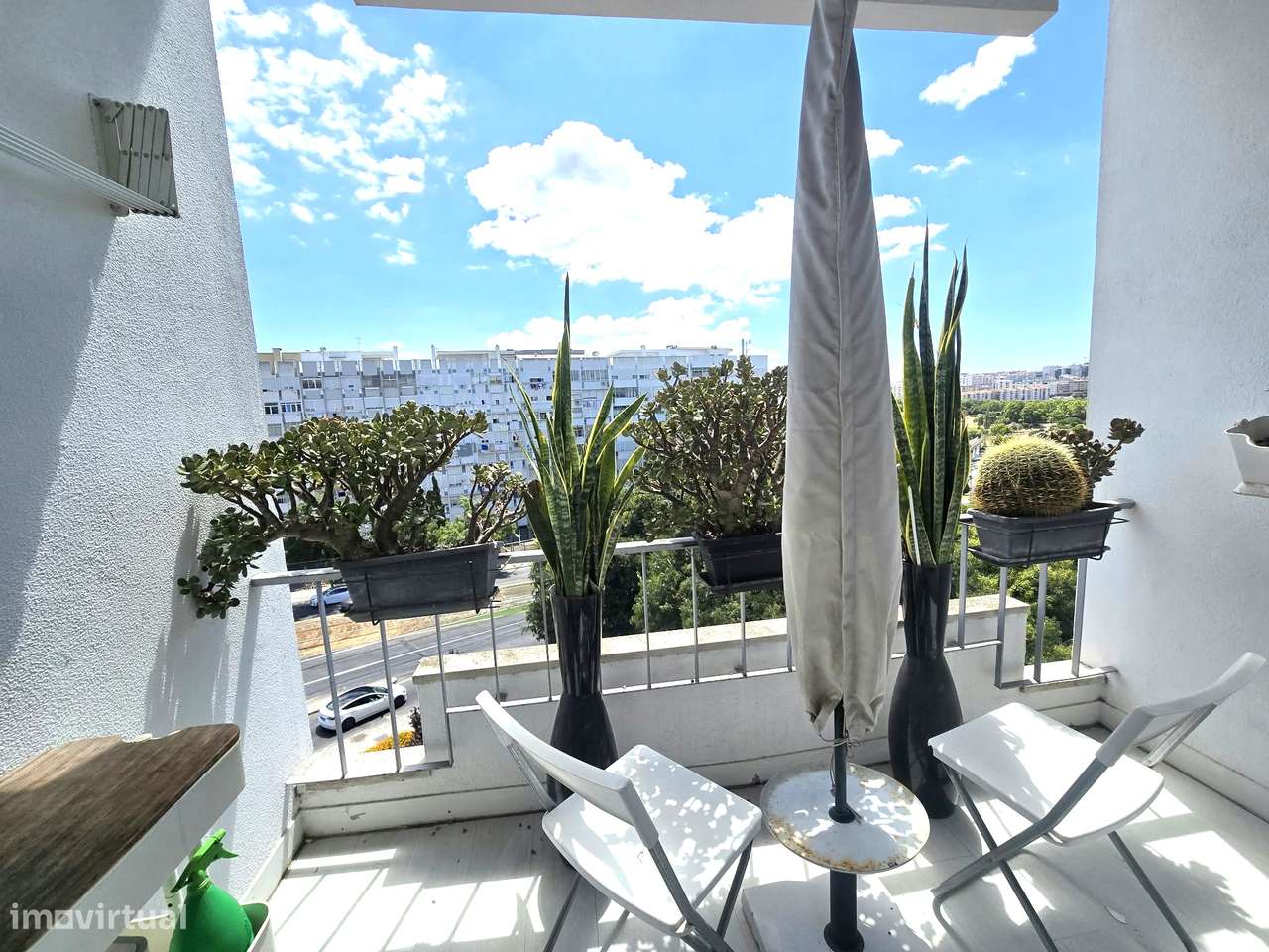 Excelente Apartamento T2 renovado com Open Space e Varanda - Almada-5