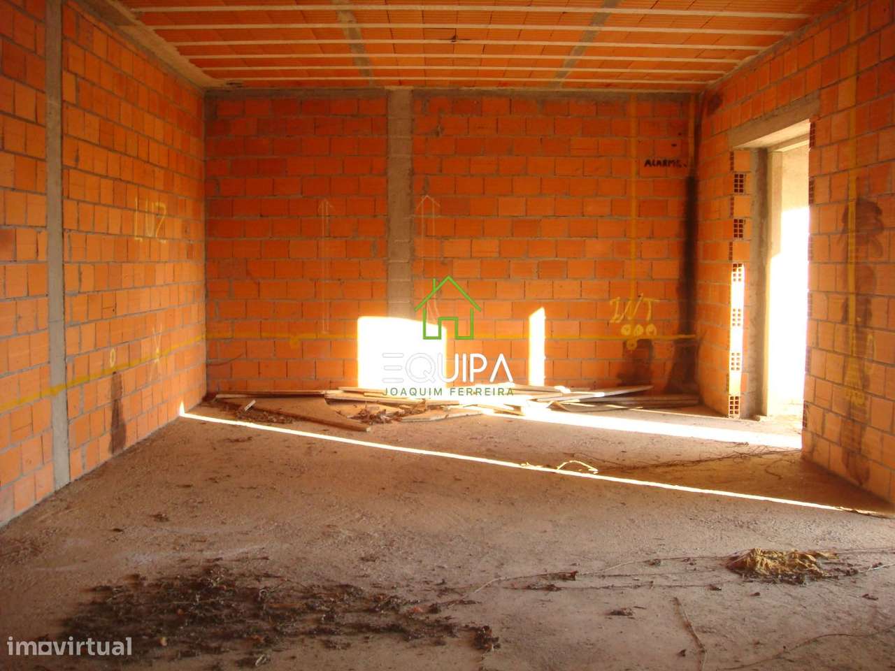 Terreno para construção (com moradia  T-5, construída em grosso), e-32