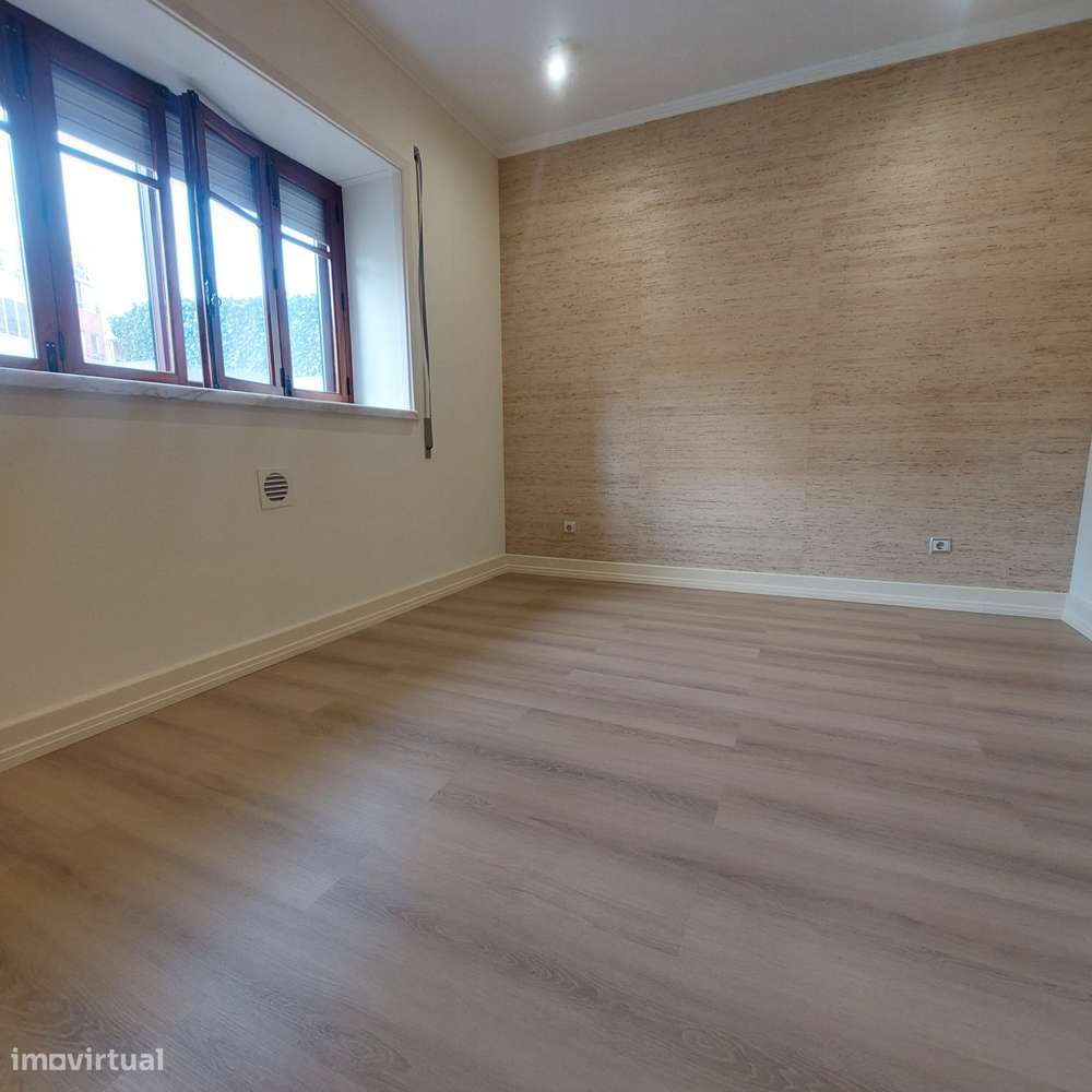 Apartamento T4 com 3 casas de banho e garagem-24