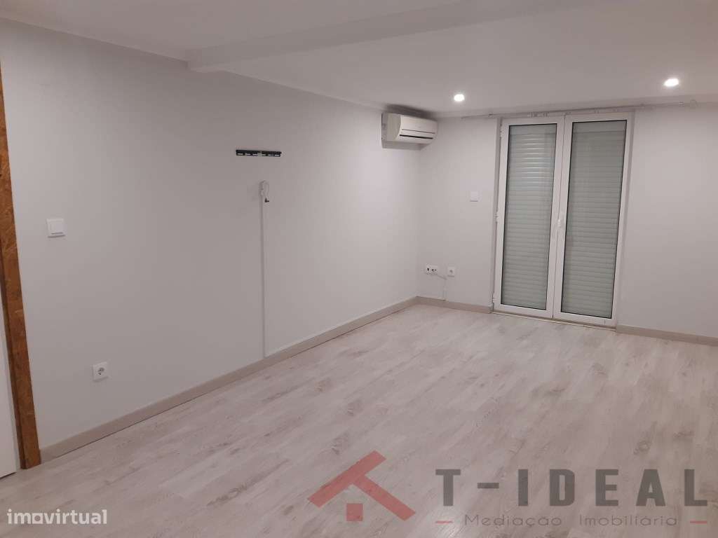 Moradia T3 Renovada com Espaço Exterior-8