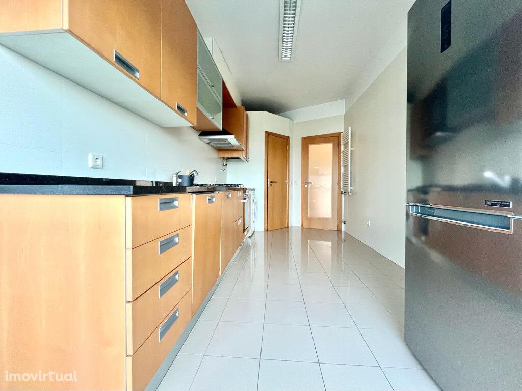 Apartamento T3 com garagem em zona de Santa Clara