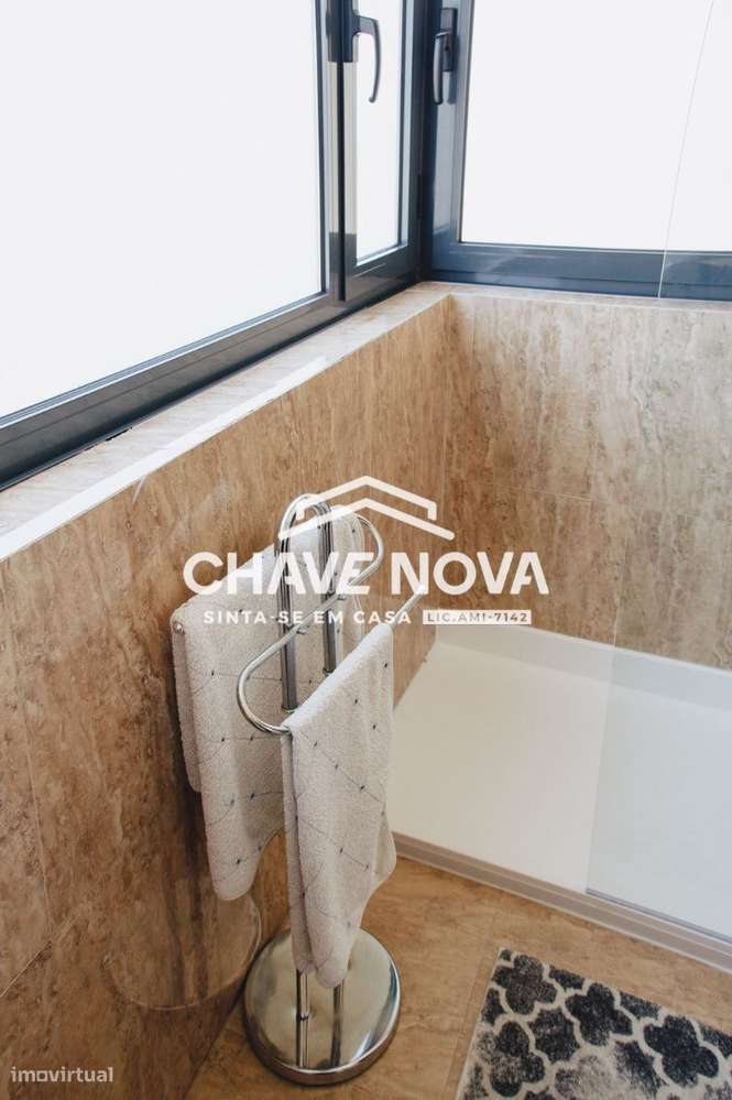 T5 triplex  3 frentes  piscina Garagem Junto colégio Luso Francês-5