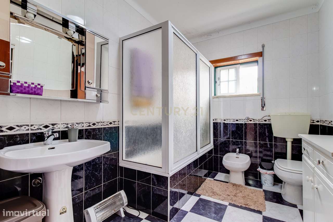 Prédio com 2 apartamentos+garagem+terreno-5