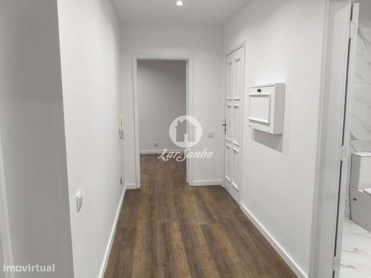 Apartamento T2, remodelado, localizado em Nogueira da Maia-5