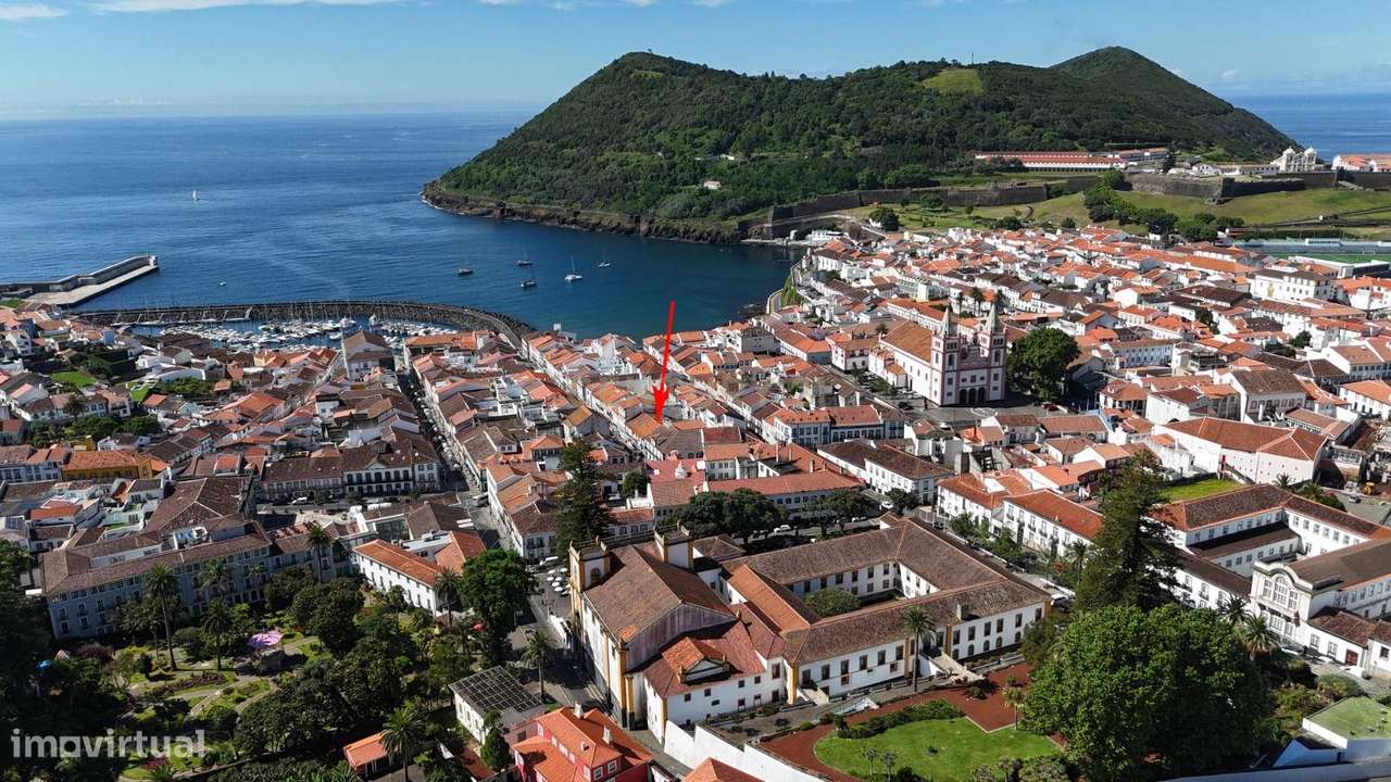 Moradia com Espaço Comercial no Coração de Angra do Heroísmo – Uma Opo-48