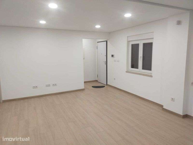 Moradia T2+1 com Logradouro no centro de São João da Talha - Grande imagem: 5/12