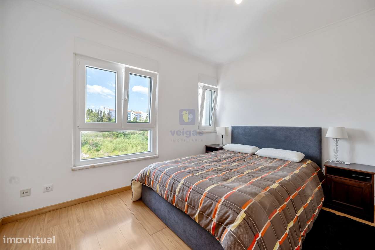 Apartamento T3 Renovado com Vista Rio-12