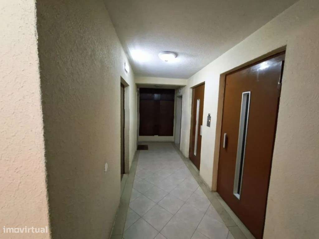 Apartamento T2 Remodelado na Tapada das Mercês-20
