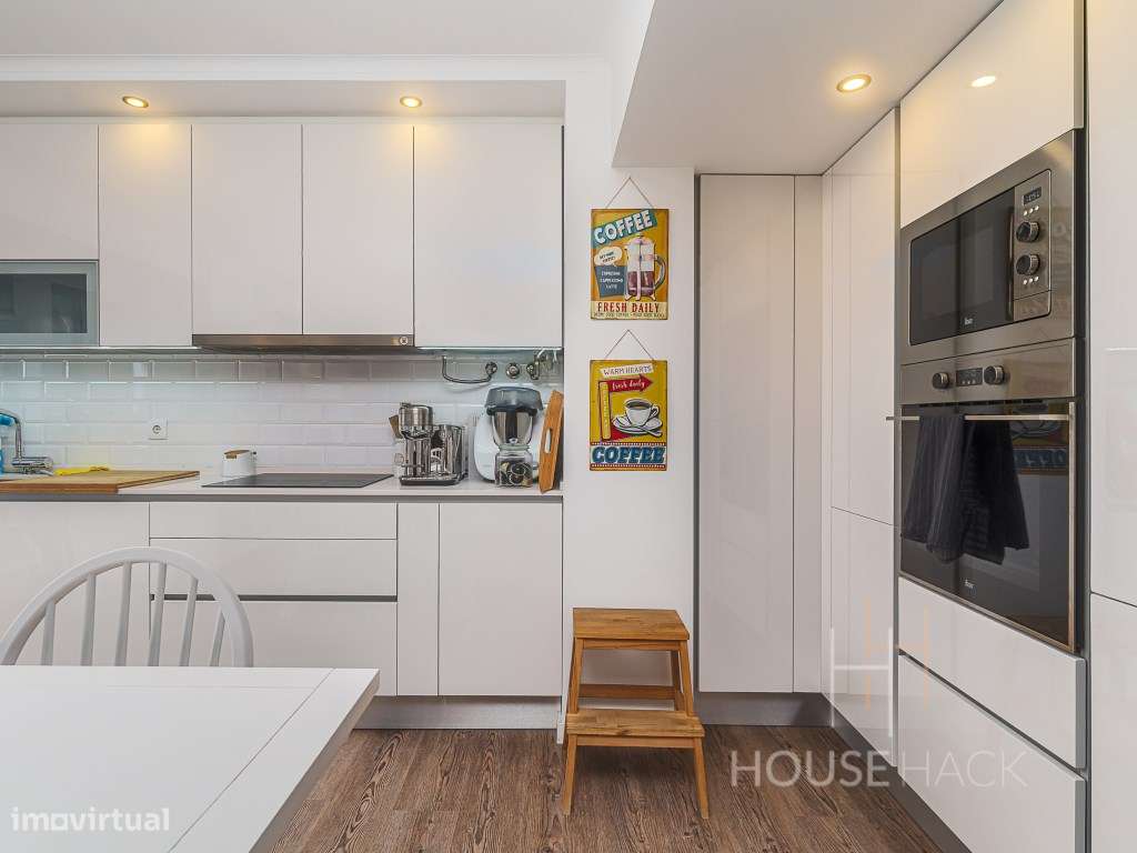 T2 Remodelado no Pragal com vista rio e duas varandas-7