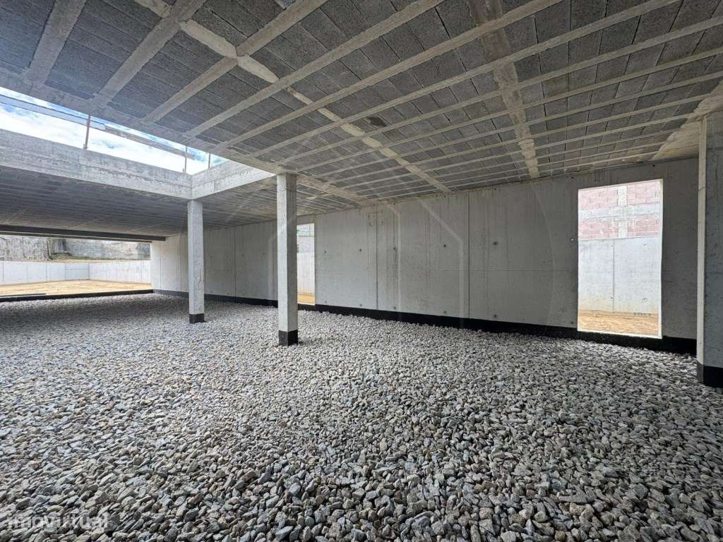 Moradia T3 Térrea de Arquitetura Contemporânea com Jardim Privativo...-16