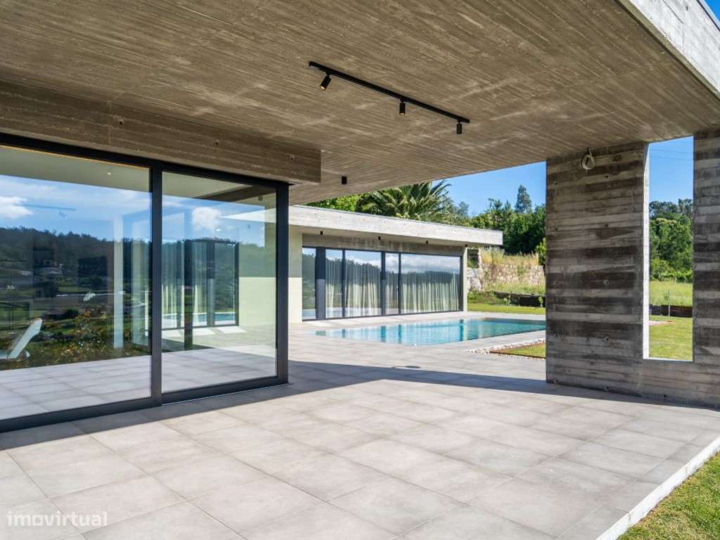 Moradia Térrea com Piscina Infinita e Vista Panorâmica sobre o Vale-11