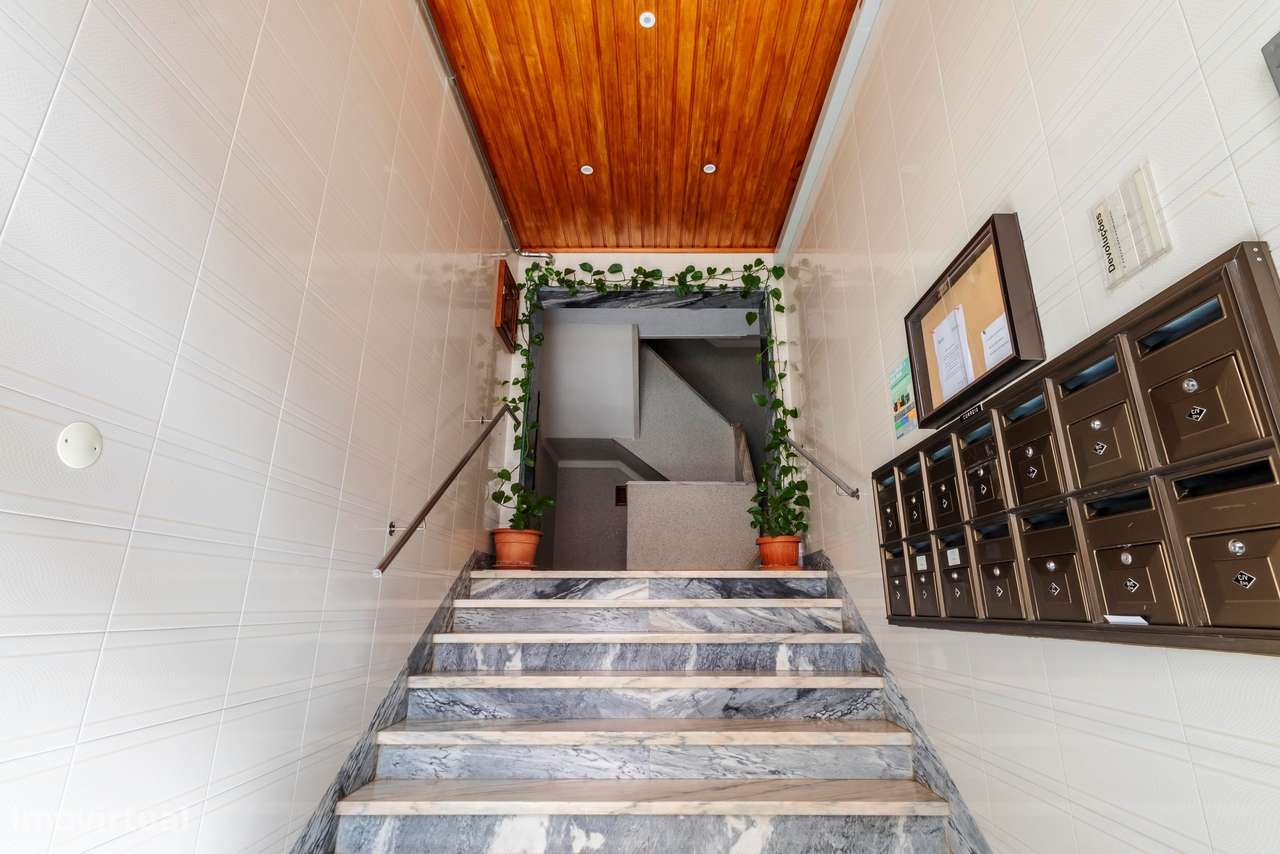 Apartamento T2 c/ Varanda em Agualva, Sintra-1