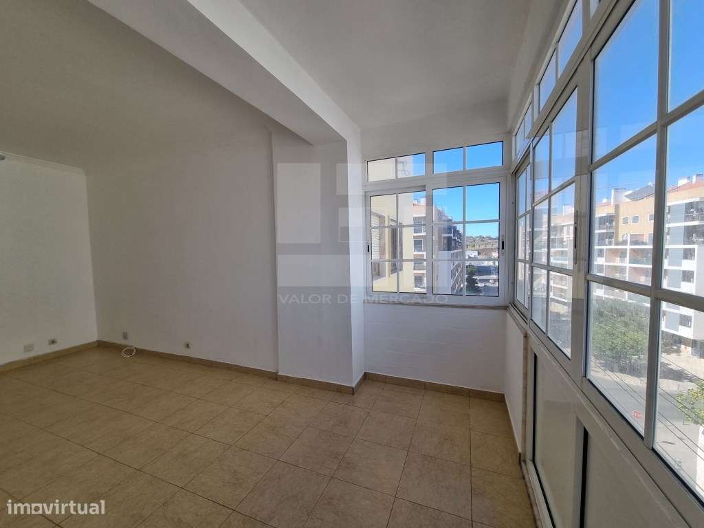 Apartamento T3 usado para venda em Mina de Água, Amadora.-24