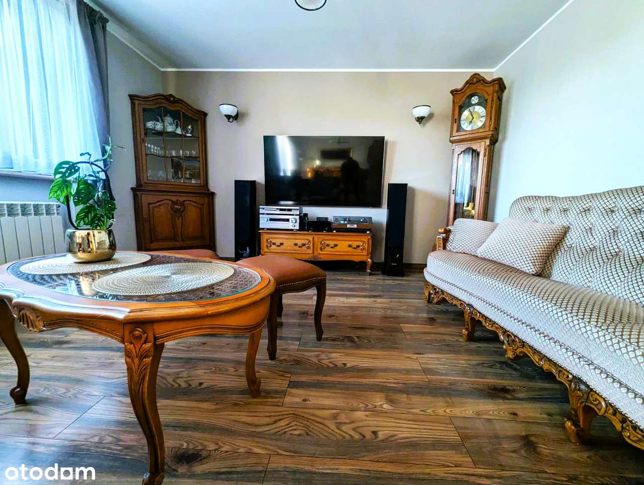 Nowoczesny dom z basenem i garażem w spokojnej okolicy-0