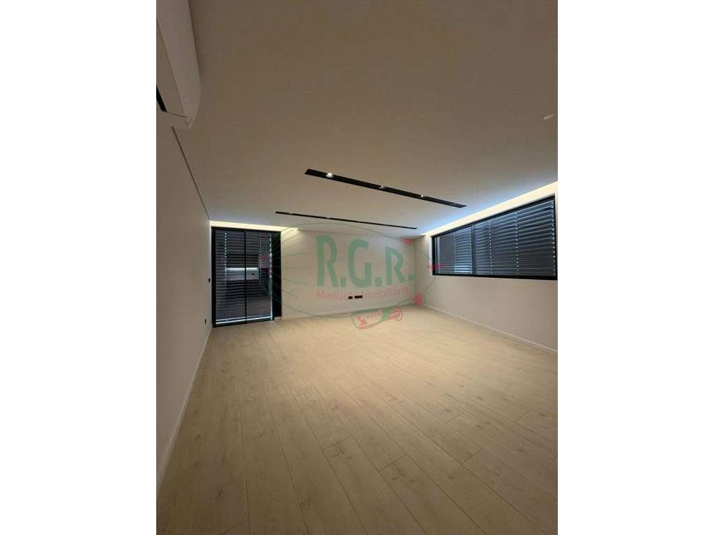T4 Único no Piso | Terraço (48.40m2) | Box 2 Carros e Arrumos | SÃO...-15