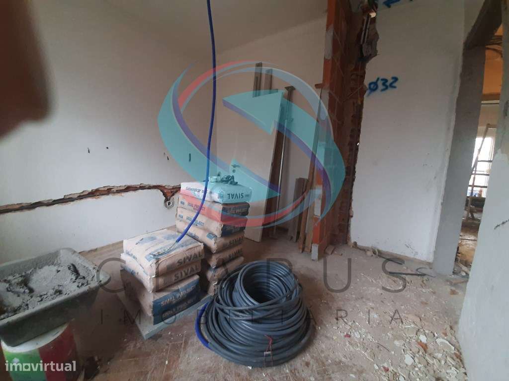 APARTAMENTO T2 EM REMODELAÇÃO TOTAL - TORRE DA MARINHA-14