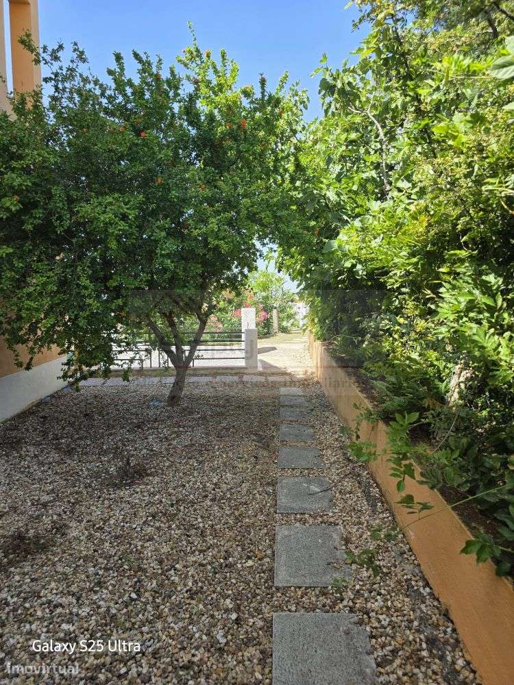Moradia T4 com piscina e 900 m² de terreno na Quinta da Serralheira,-0