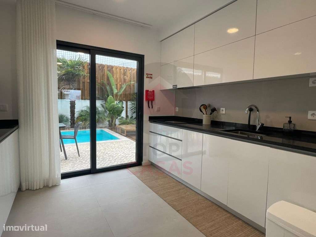 Moradia de arquitectura moderna com piscina privada-15