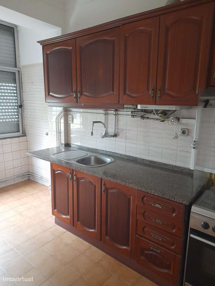 T2 com cozinha separada e gás natural no Barreiro-2