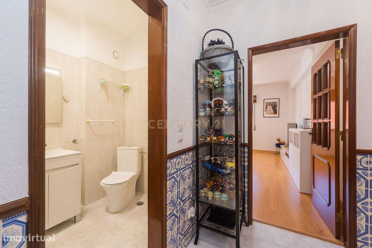 Apartamento T2 em bom estado, parcialmente remodelado-22