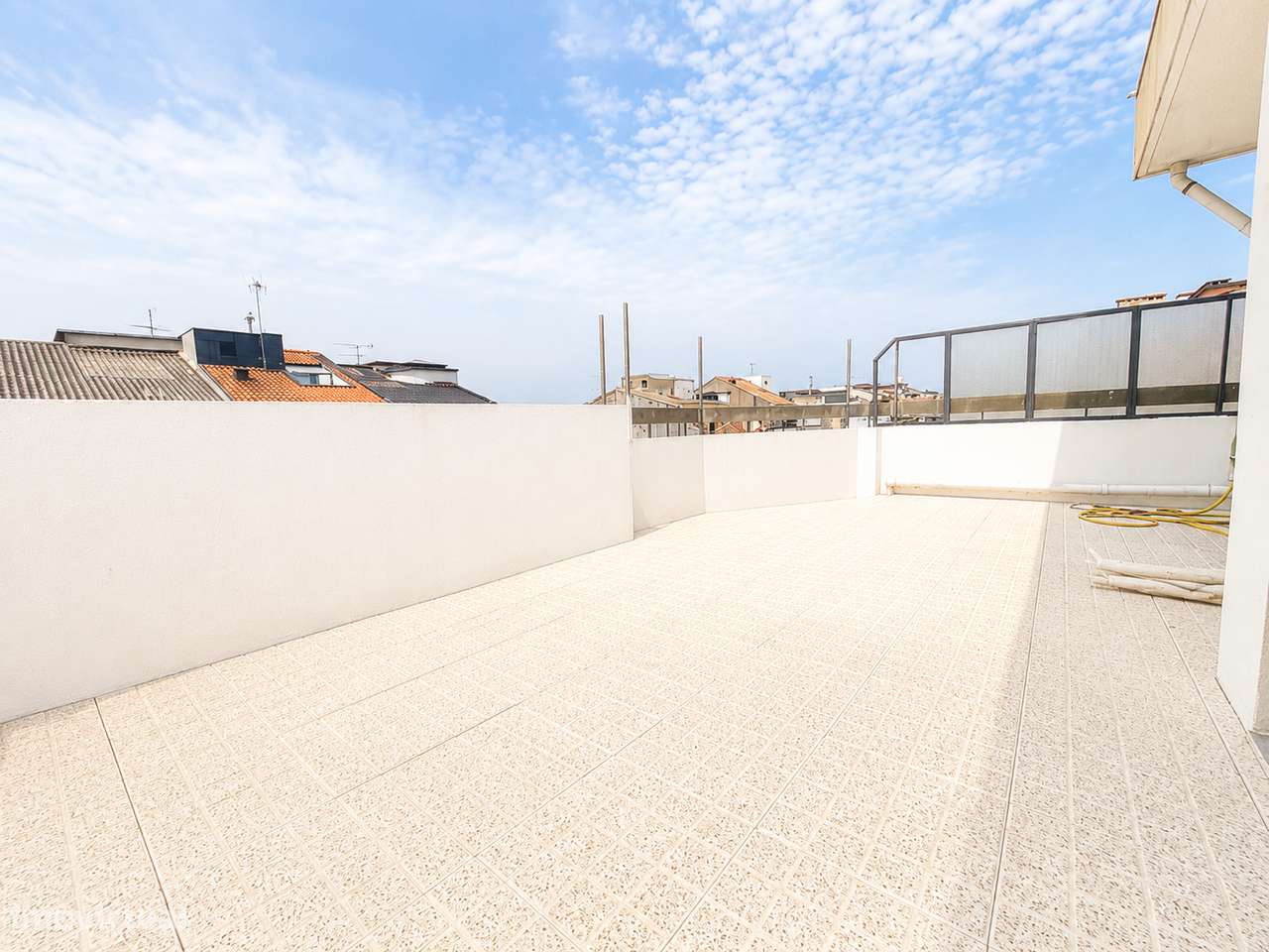 Vende-se apartamento T2 com terraço-11