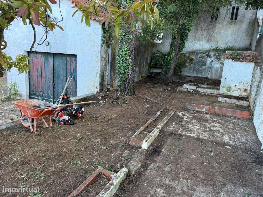 Moradia T4 para Renovação Total em Zona Nobre de Rio de Mouro-4