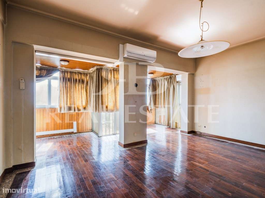 T2, para remodelação total | junto à Praça de Espanha | centro de L...-9