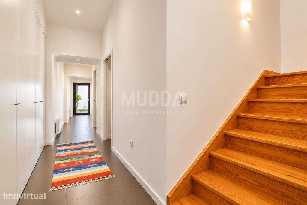 Moradia totalmente remodelada em 2025 — charme, modernidade e um jardi-10