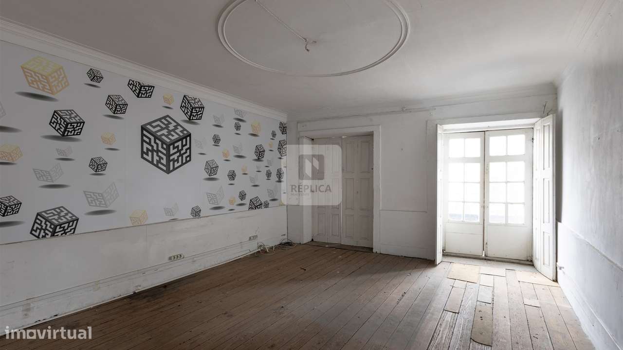 Prédio para Remodelar em Localização Prime no Centro do Porto - Grande imagem: 3/17