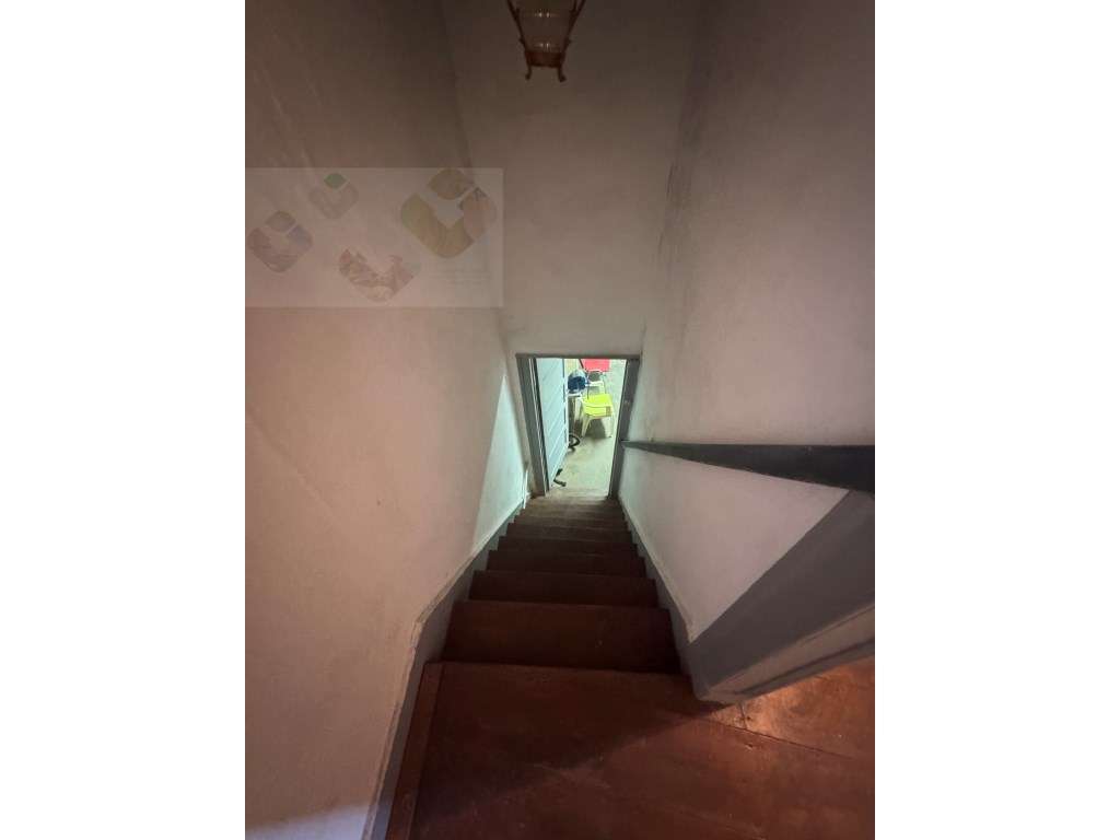 Moradia frente Monsanto, Excelente oportunidade, T2, por recuperar!-27