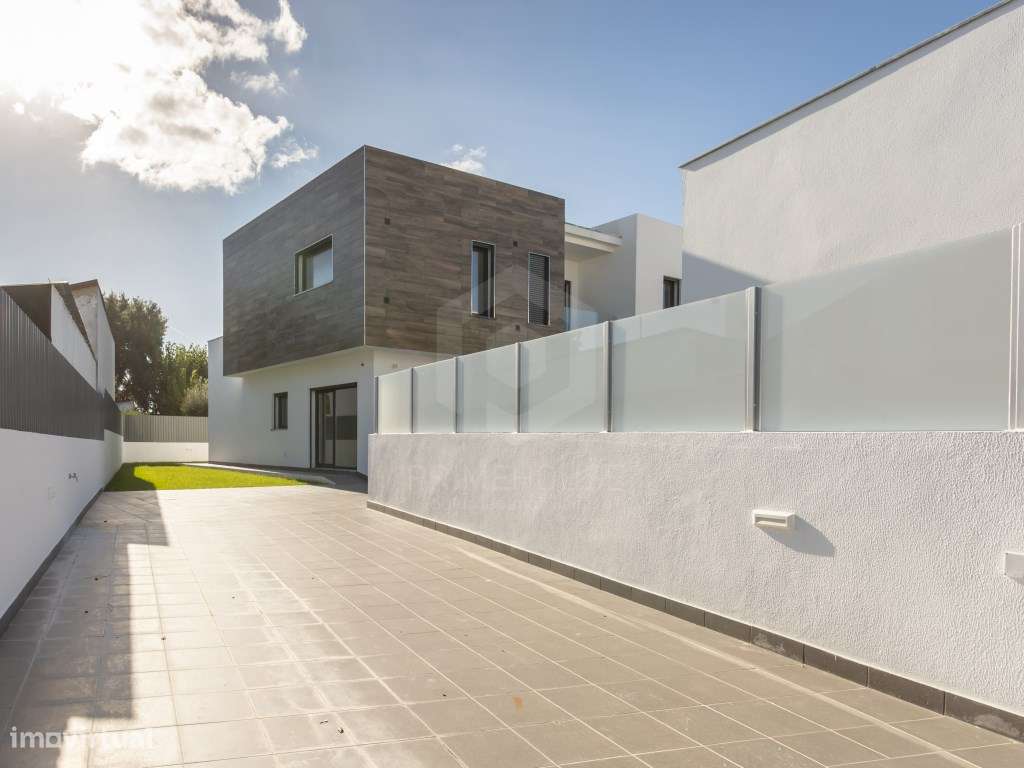 Moradia isolada T5 acabamentos Premium/ piscina e garagem-5