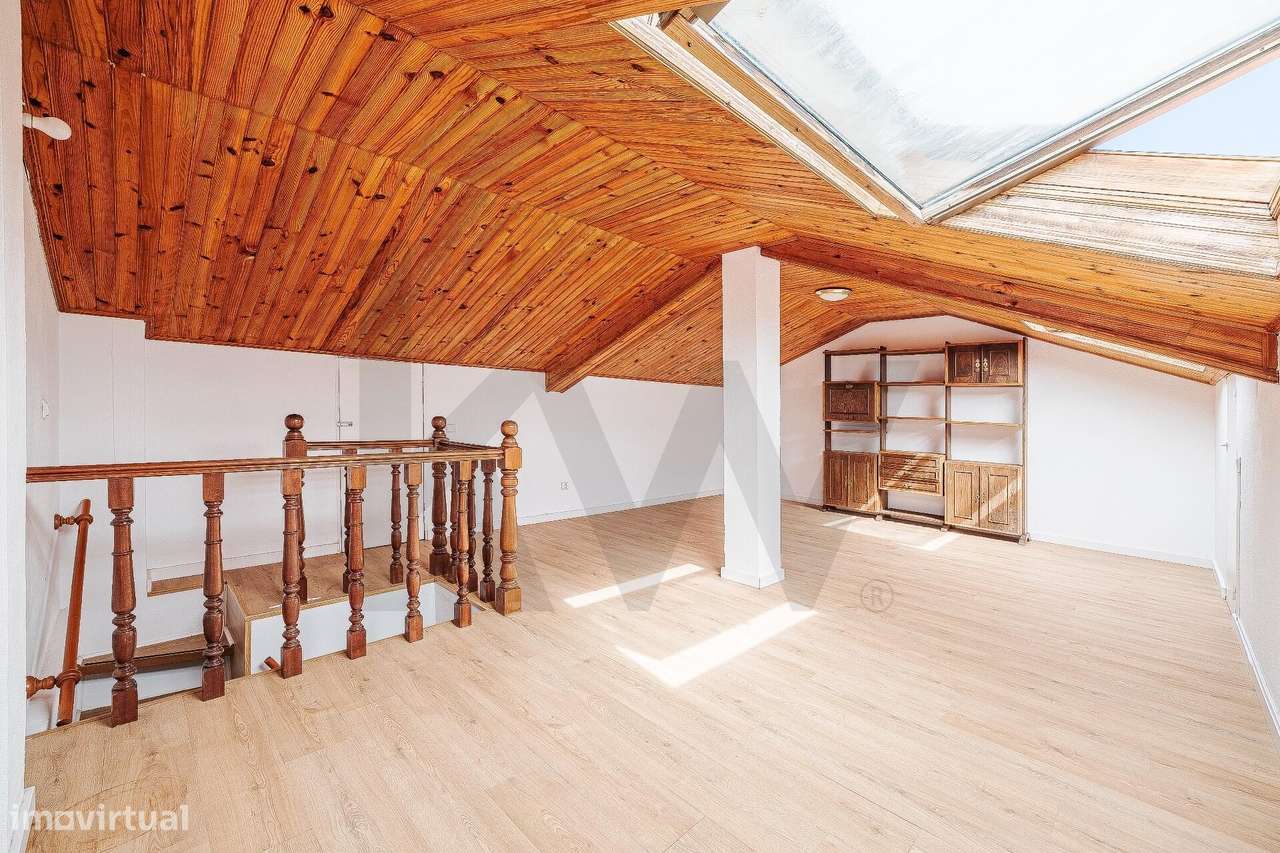 Moradia T3 em banda no Alto do Lagoal — luz natural, espaço e funciona-27