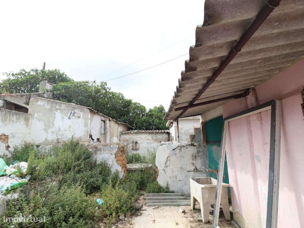 Duas moradias geminadas à venda na rua Miguel Bombarda, Barreiro-16