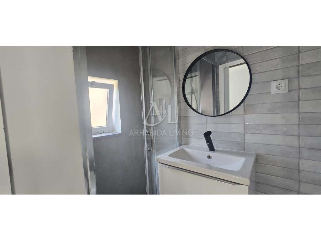 Moradia T2 Remodelada com Vista Rio em Zona Premium-5