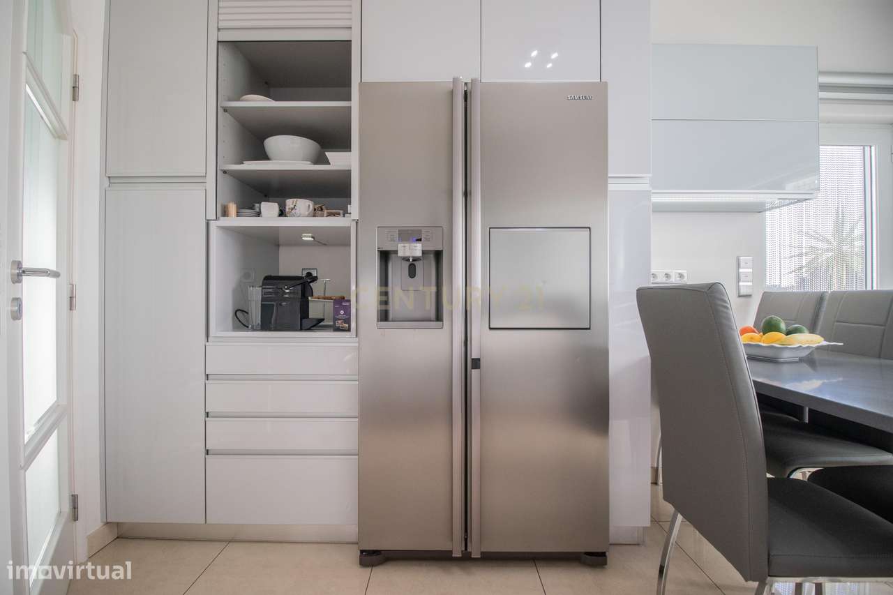 Moradia com piscina, terreno e anexos em Vieira de Leiria e a 2km da p-41